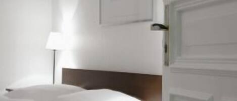 Dobbeltrom | Minibarvarer (inkludert), safe på rommet og skrivebord