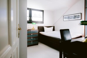 Minibar (mit einigen kostenlosen Artikeln), Zimmersafe, Schreibtisch