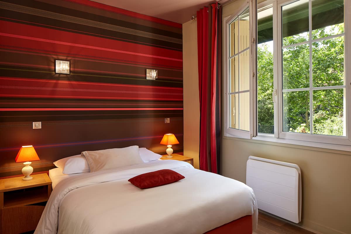 Standard Double Room | Bar mini, peti besi dalam bilik, dihias secara berasingan