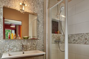 Single Room | Bathroom | Hair dryer, towels - Hotel Le Vert Galant (Paris)