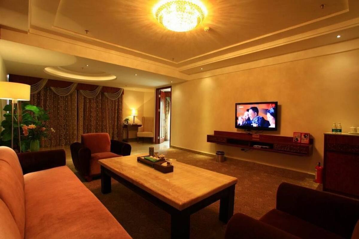 Deluxe Suite | Living room