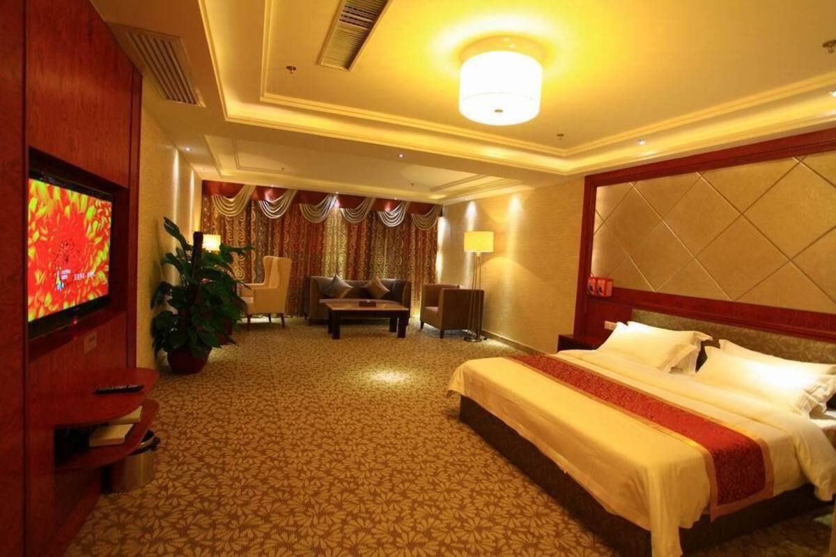Deluxe Room (Business) | Minibar, in-room safe, iron/ironing board, cots/infant beds