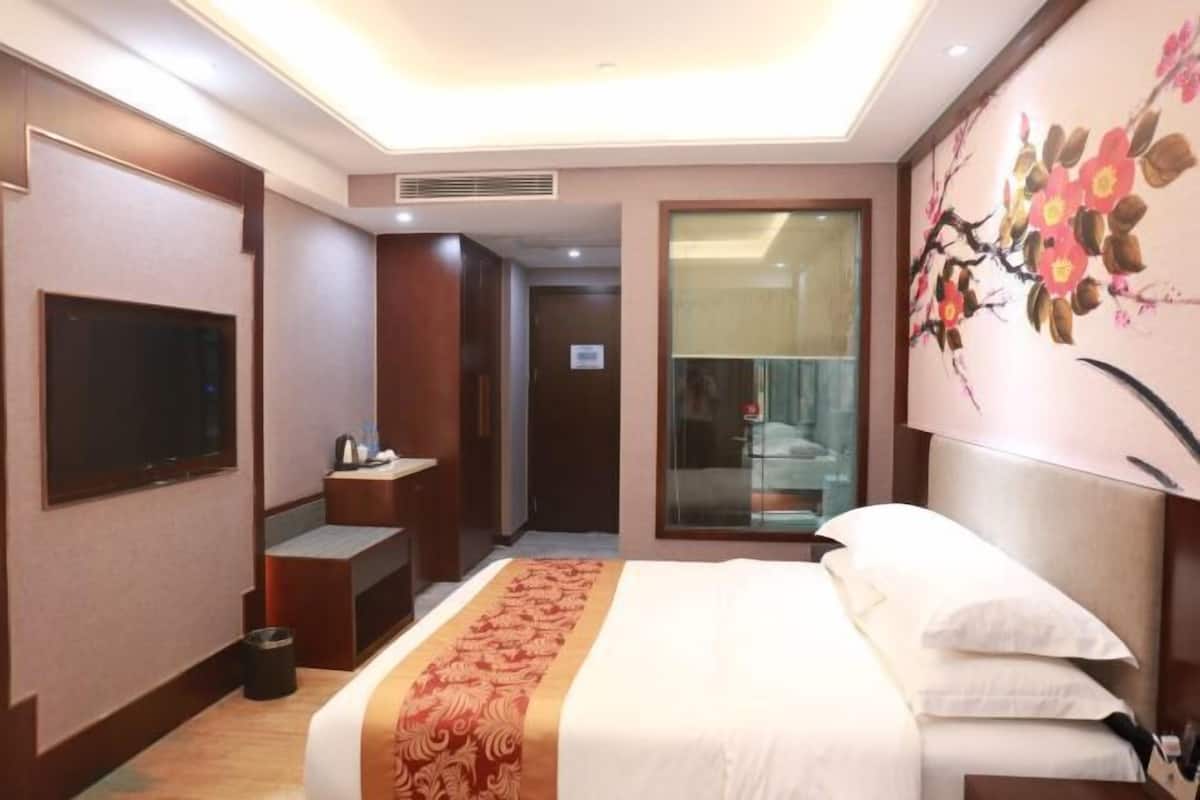 Minibar, in-room safe, iron/ironing board, cots/infant beds