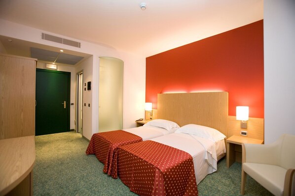 Minibar, caja de seguridad en la habitación y muebles diferentes 