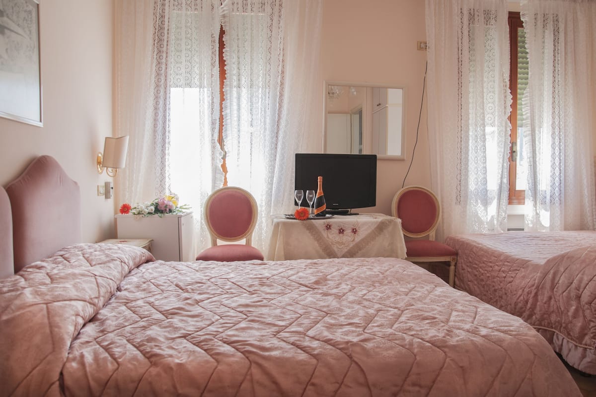 Economy driepersoonskamer | Luxe beddengoed, een bureau, gratis wifi, beddengoed