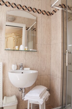 Superior-Doppelzimmer | Waschbecken im Bad