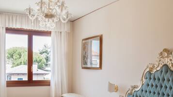 Quadruple Room | Premium bedding, desk, free WiFi, bed sheets
