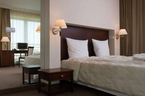 Deluxe-Doppelzimmer | Minibar, Schreibtisch, Bügeleisen/Bügelbrett, Zustellbetten