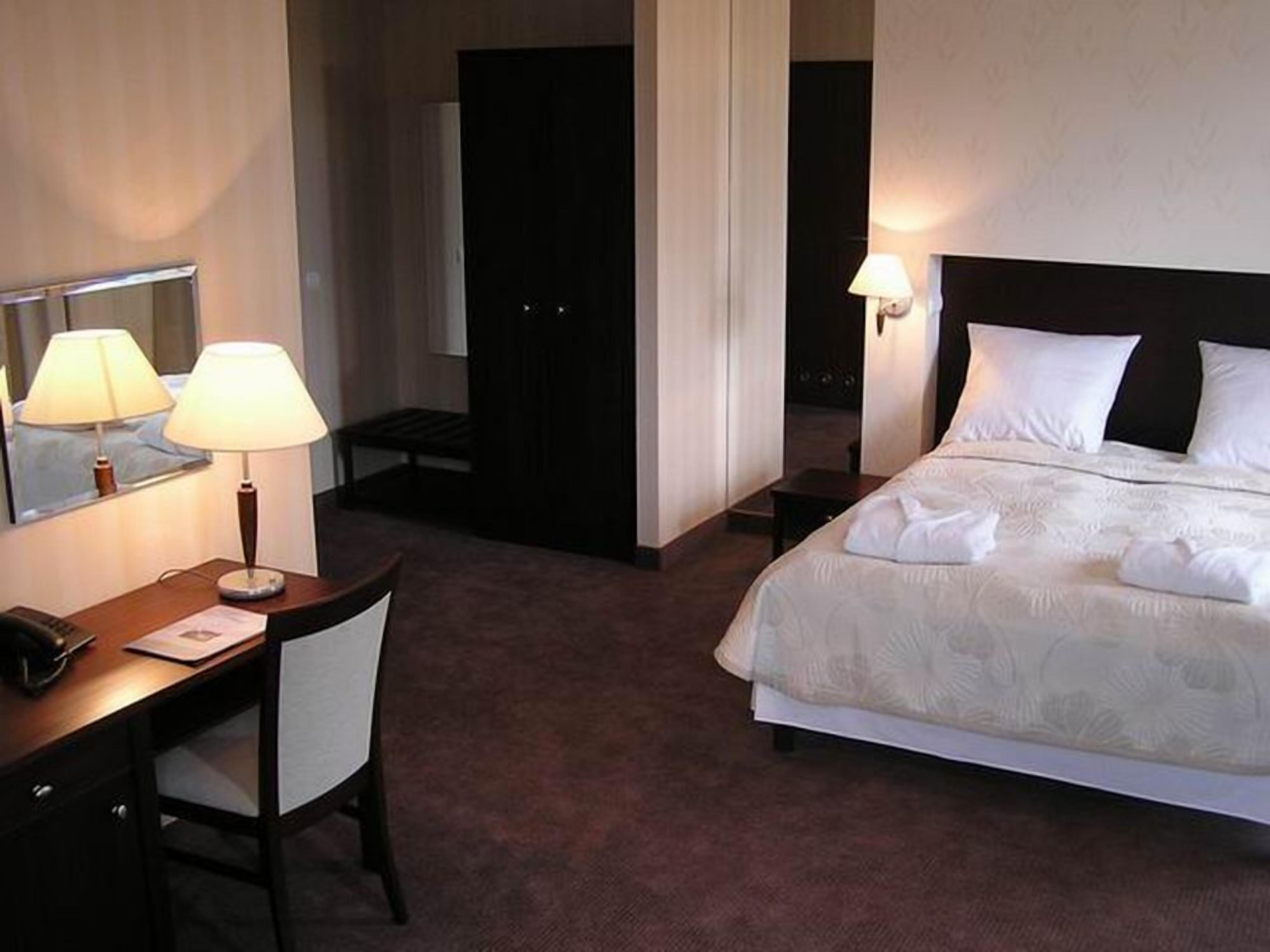 deluxe double room | minibar, desk, iron/ironing board, rollaway beds