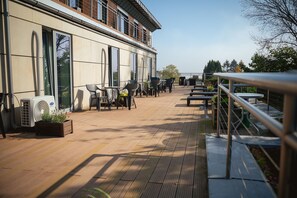 Minibar, skrivebord, strykejern/-brett og ekstrasenger (mot et tillegg)