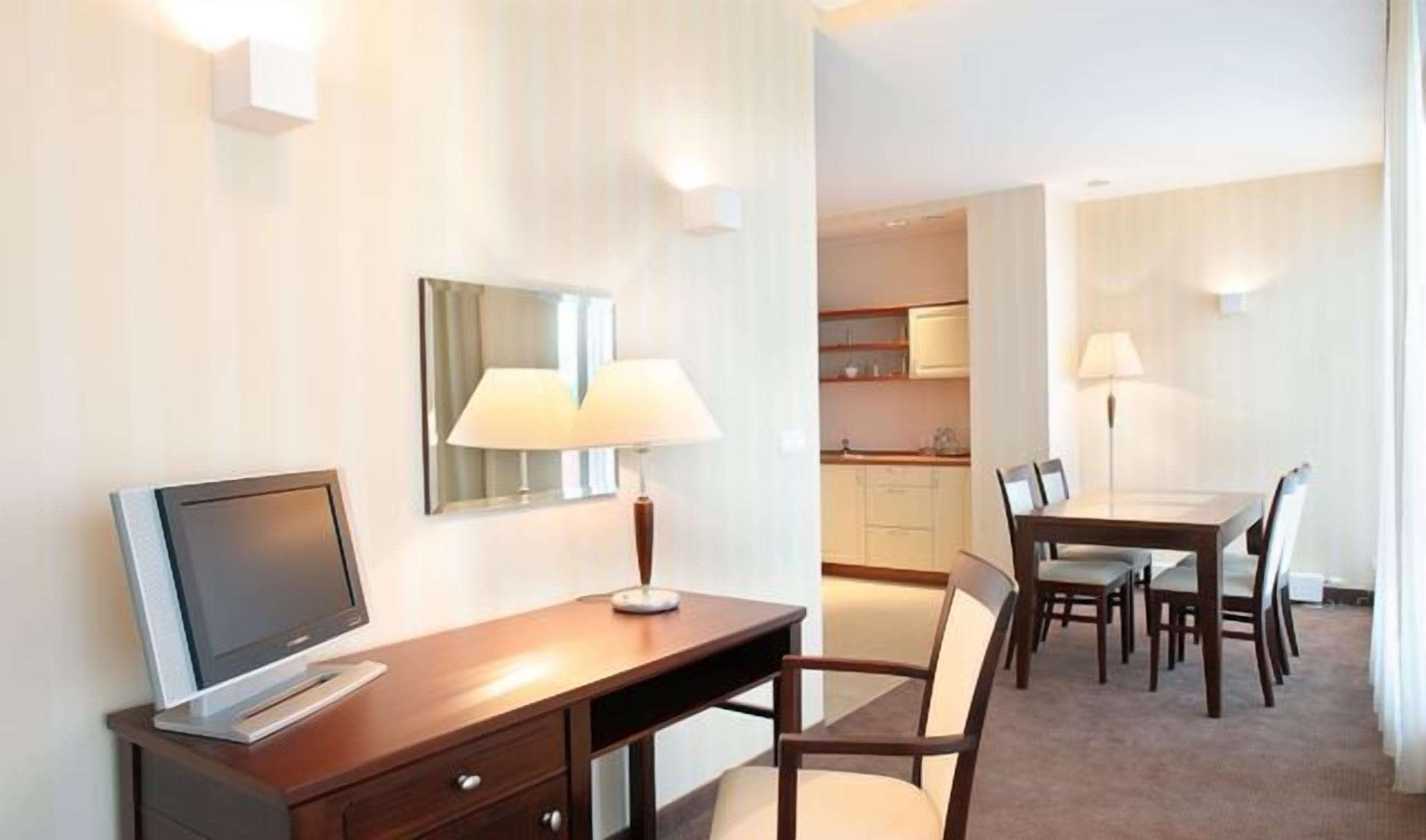 deluxe double room | living area | tv