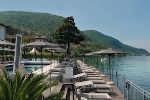 Piscine extérieure (ouverte en saison), parasols de plage