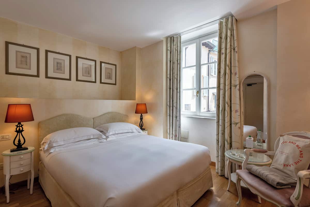 Standard Double Room, 1 Double Bed | 1 bedroom, minibar, in-room safe, desk