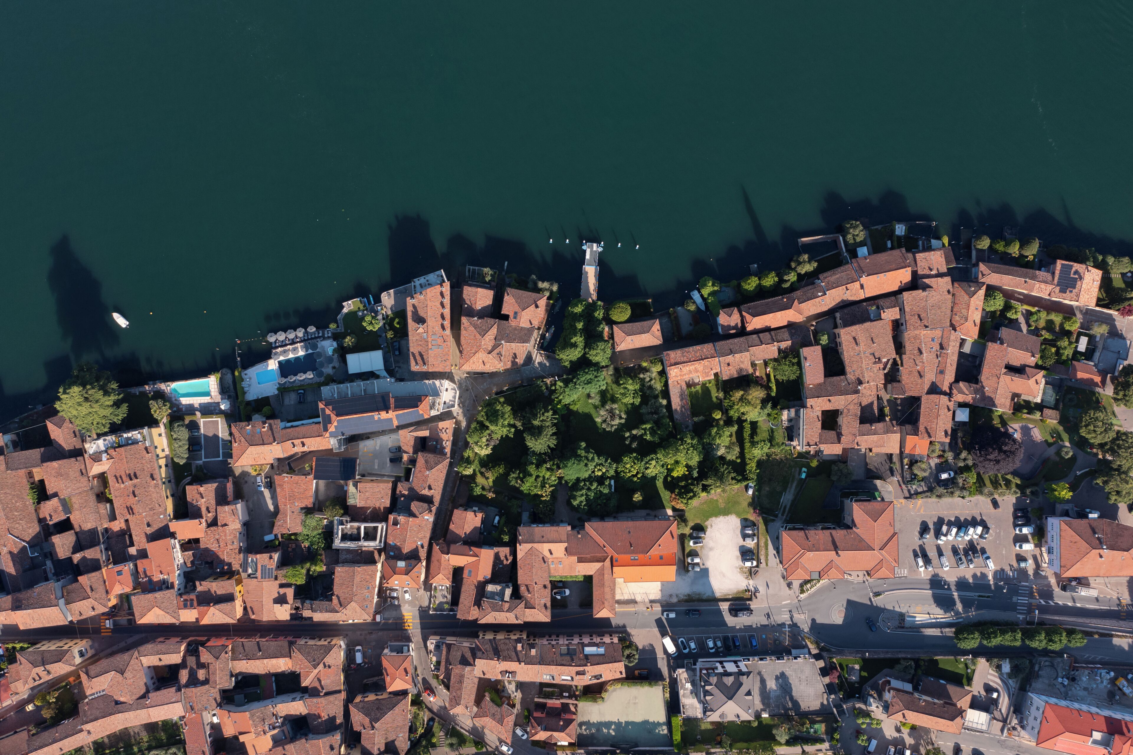 Vista aérea de una zona urbana densamente poblada con edificios, un muelle y una masa de agua.