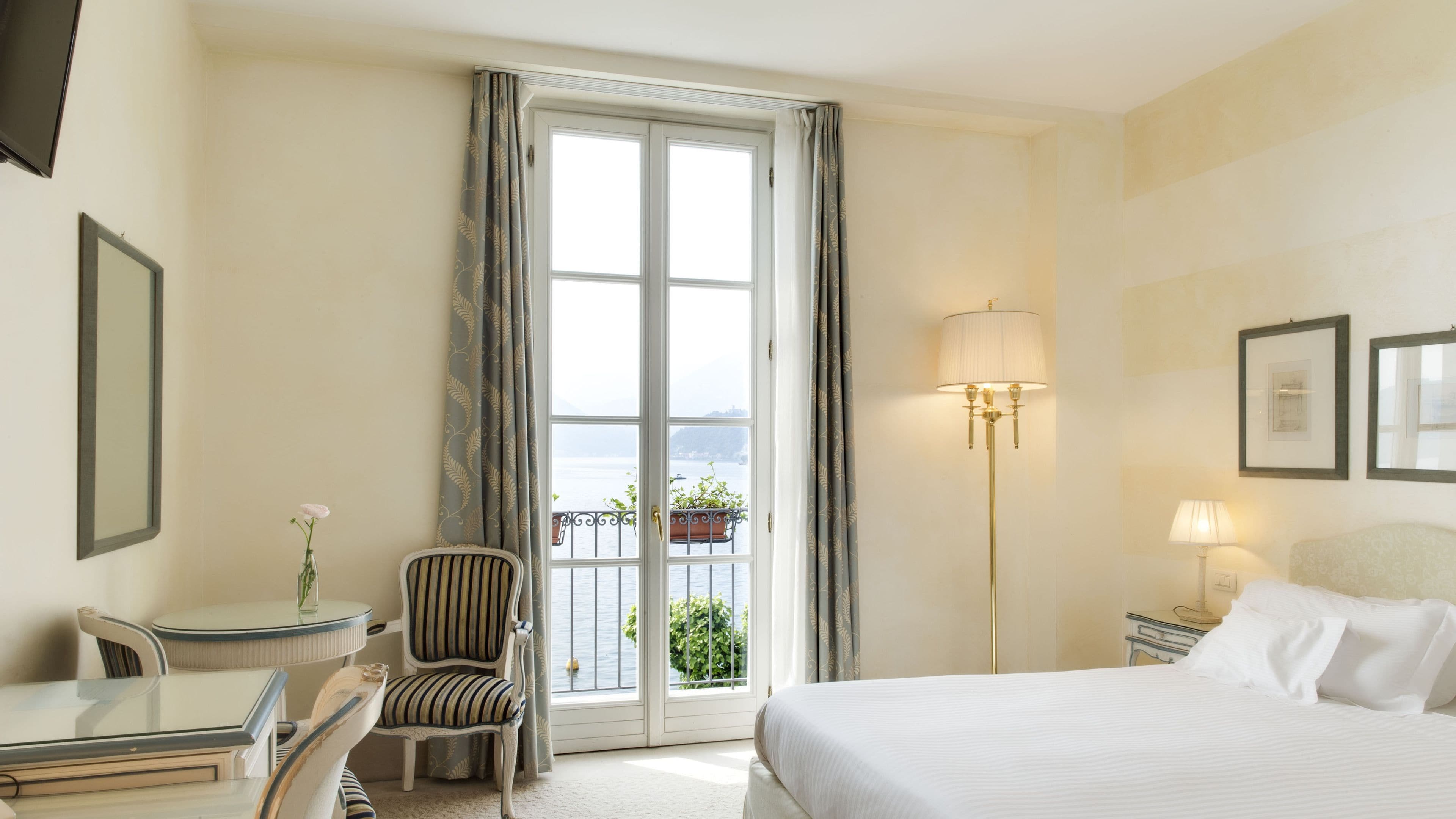 double room, 1 double bed, balcony, lake view | 1 bedroom, minibar, in-room safe, desk