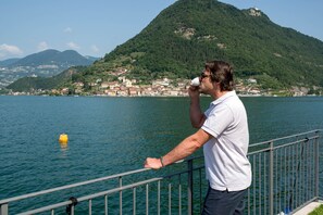 A man standing by a lake with a mountain in the background. - Hotel Rivalago (Sulzano)