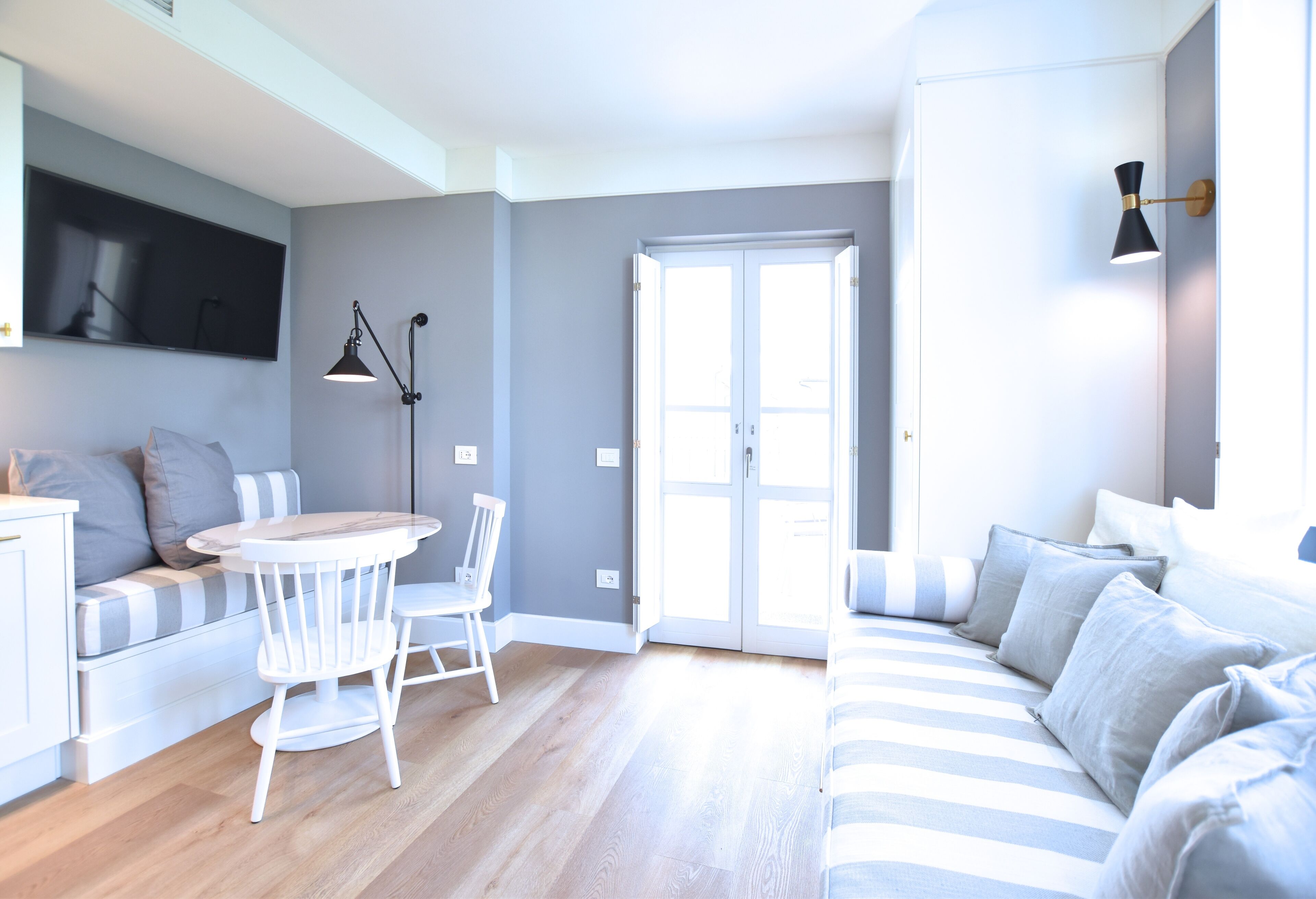 1 غرفة نوم وميني بار وخزنة داخل الغرفة ومكتب