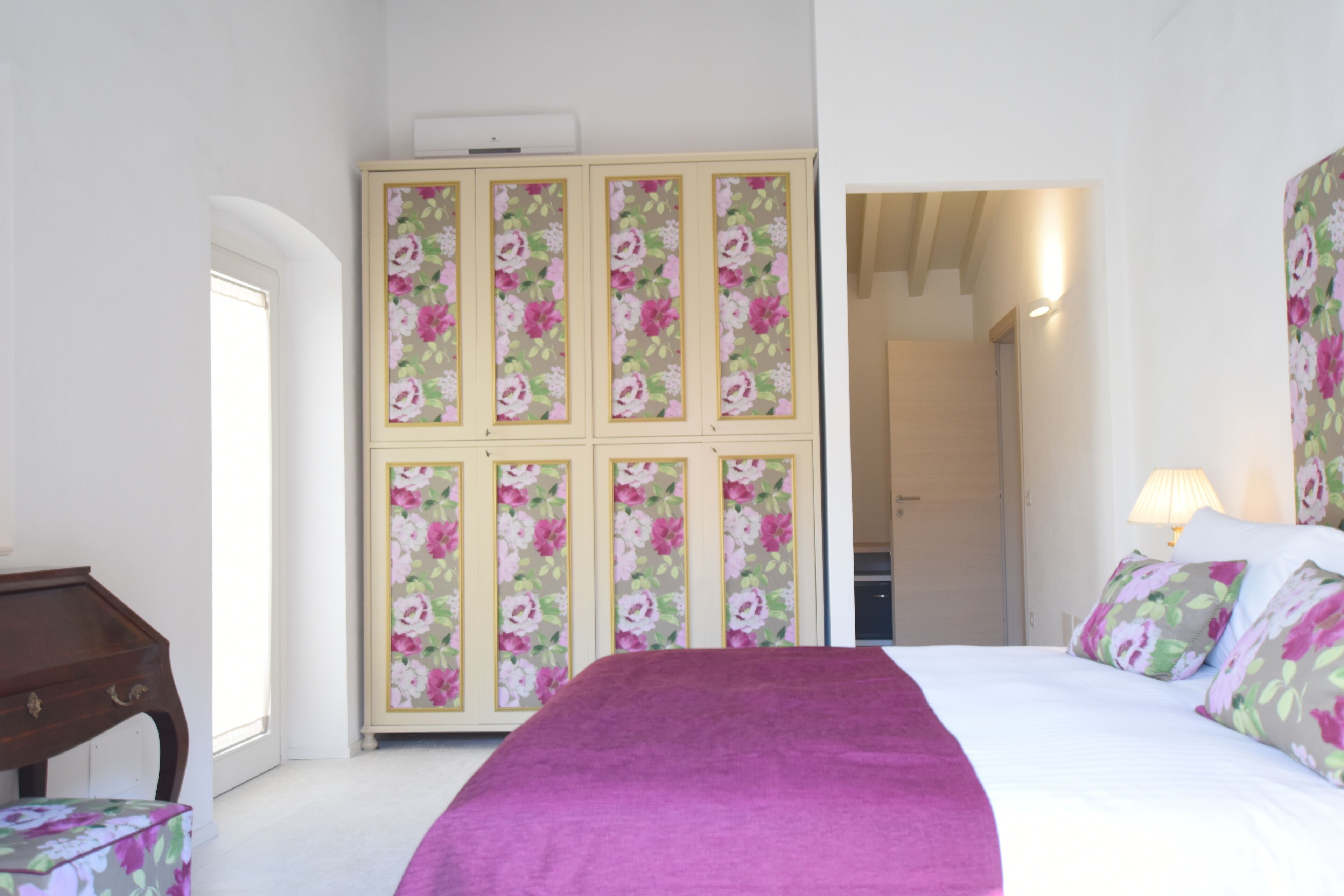 Ein Schlafzimmer mit Bett, Kommode und Nachttisch.