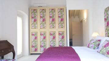Ein Schlafzimmer mit Bett, Kommode und Nachttisch.