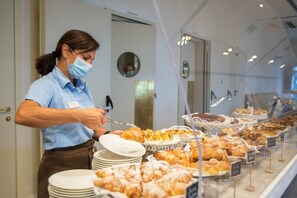 Free daily continental breakfast