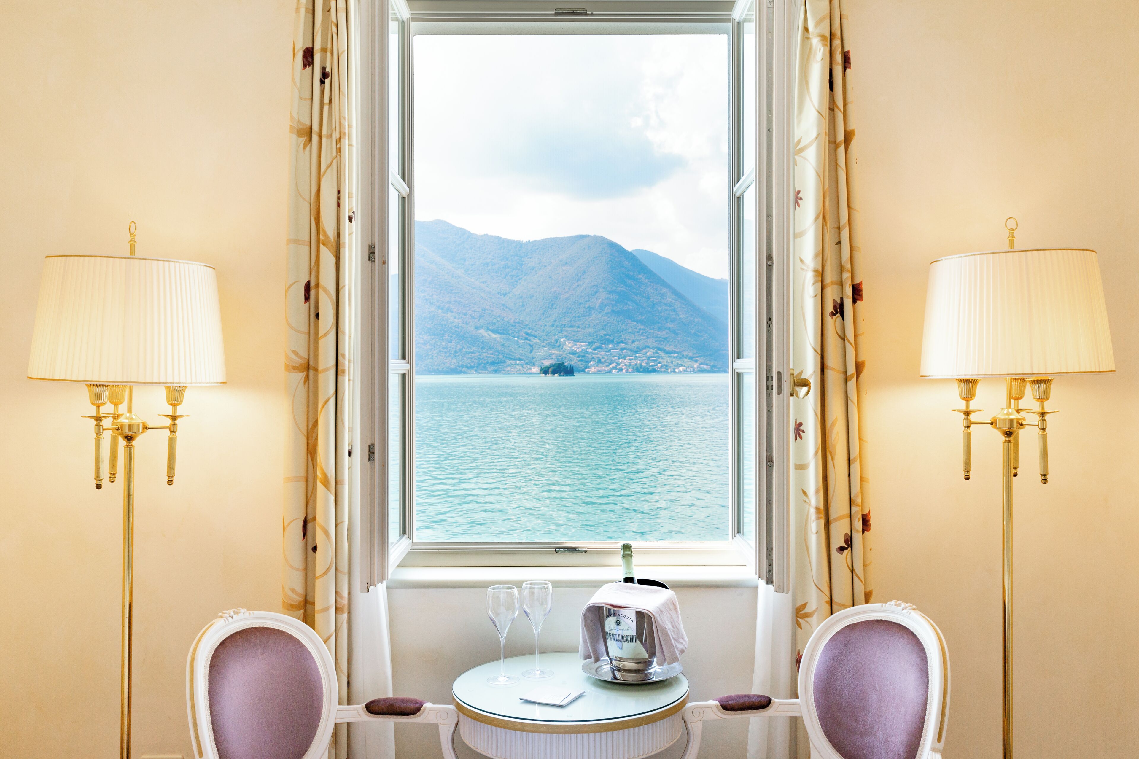 Double Room, Lake View | 1 bedroom, minibar, in-room safe, desk