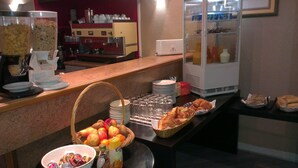 Un bufé de desayuno con diversas opciones de comida y bebidas.