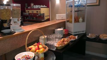 Petit déjeuner continental servi les week-ends (9.00 EUR par personne)