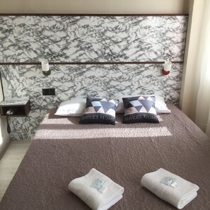 Comfort Double Room | Desk, iron/ironing board, free cots/infant beds, rollaway beds - Hotel Ambassadeurs (Toulouse)