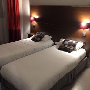 Classic Twin Room | Desk, iron/ironing board, free cribs/infant beds, rollaway beds - Hotel Ambassadeurs (Toulouse)
