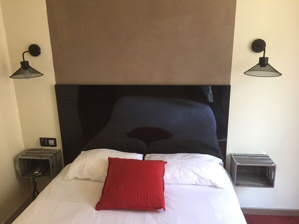 Classic Double Room | Desk, iron/ironing board, free cribs/infant beds, rollaway beds - Hotel Ambassadeurs (Toulouse)
