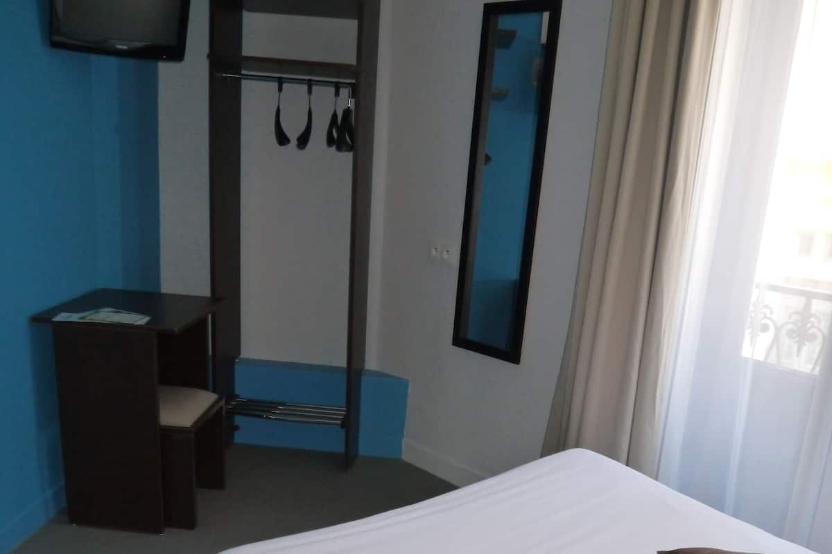 Comfort Double Room | Desk, iron/ironing board, free cots/infant beds, rollaway beds