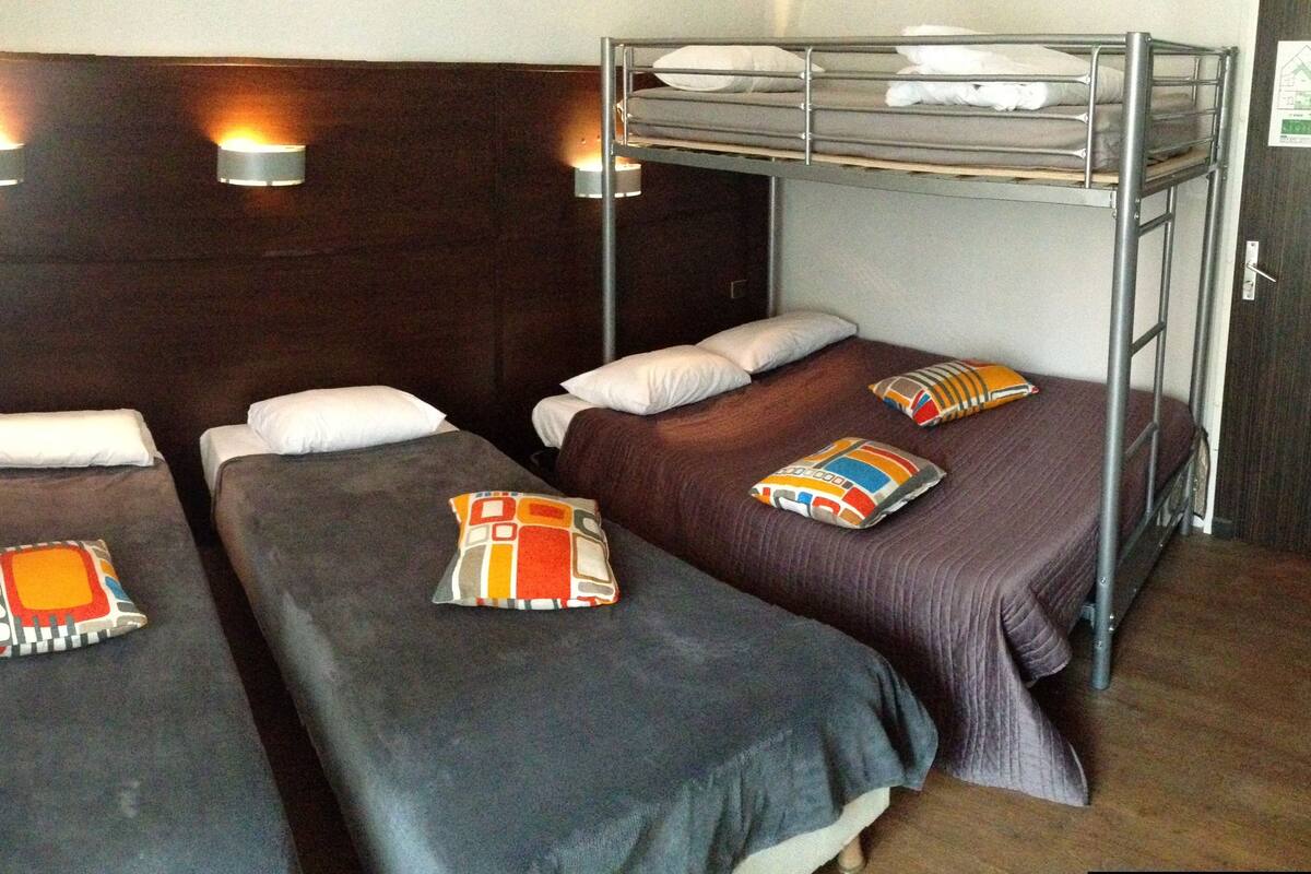 Familierom (for 5 persons) | Skrivebord, strykejern/-brett og barnesenger (inkludert)