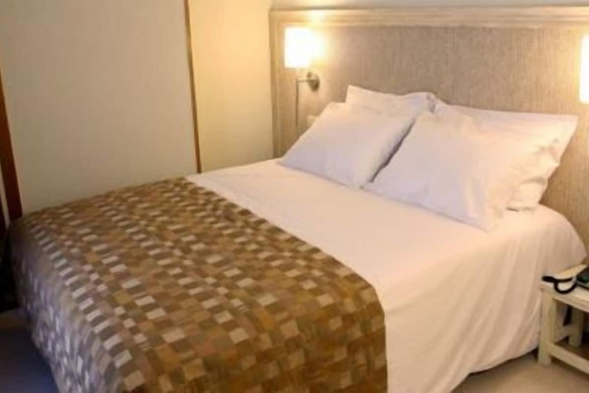 Standardzimmer | Schreibtisch, kostenlose Babybetten