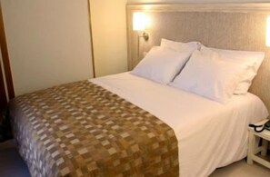 Kamar Standar | Meja kerja dan tempat tidur bayi gratis