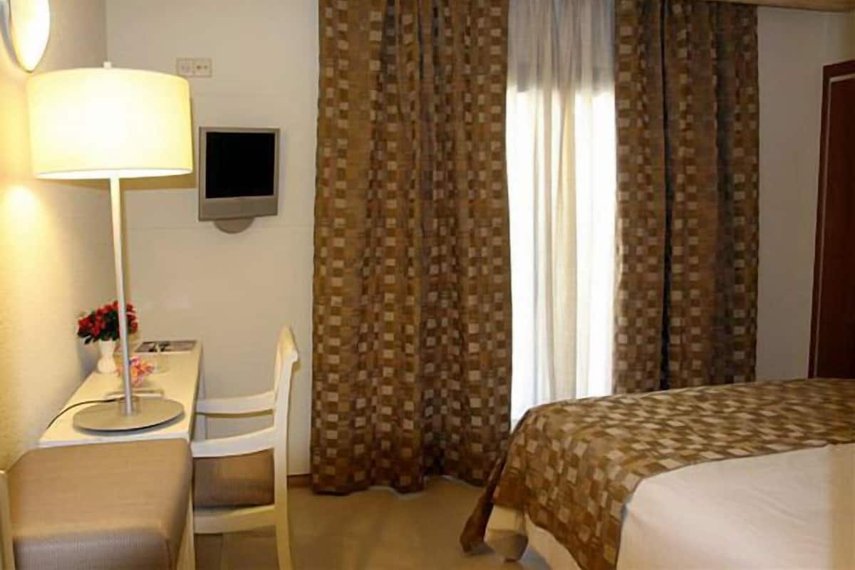 Superior-Zimmer | Schreibtisch, kostenlose Babybetten