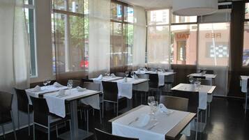 Ze serveren er ontbijt, lunch en diner