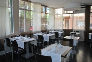 S'hi serveixen esmorzars, dinars i sopars 