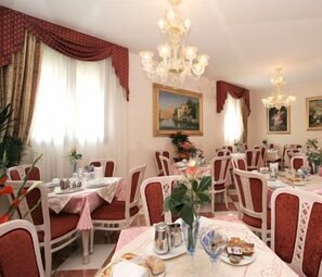 Daily continental breakfast (EUR 7 per person)