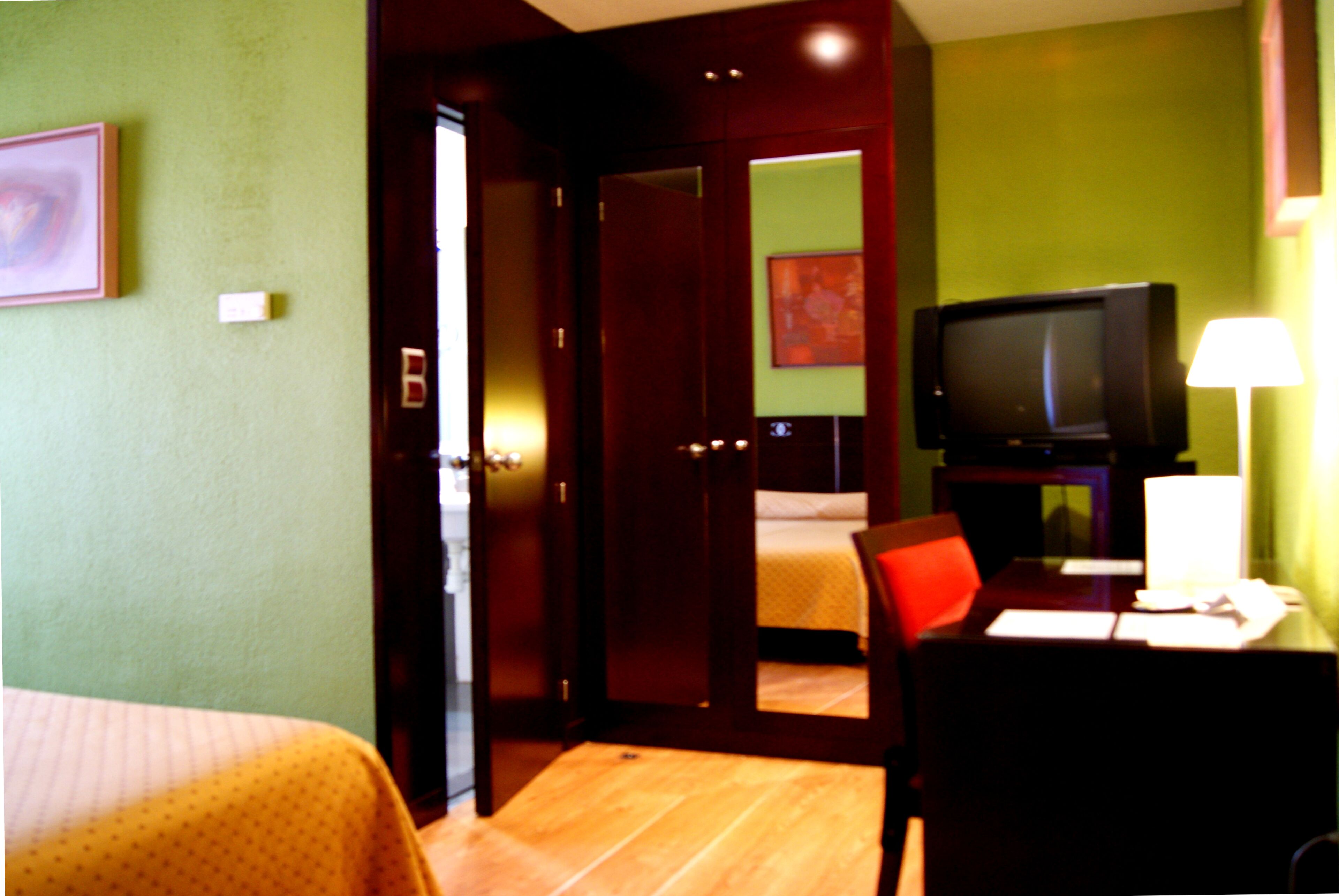 single room | 1 bedroom, in-room safe, desk, laptop workspace