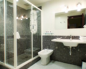 Pomme de douche hydromassante, articles de toilette (gratuits)