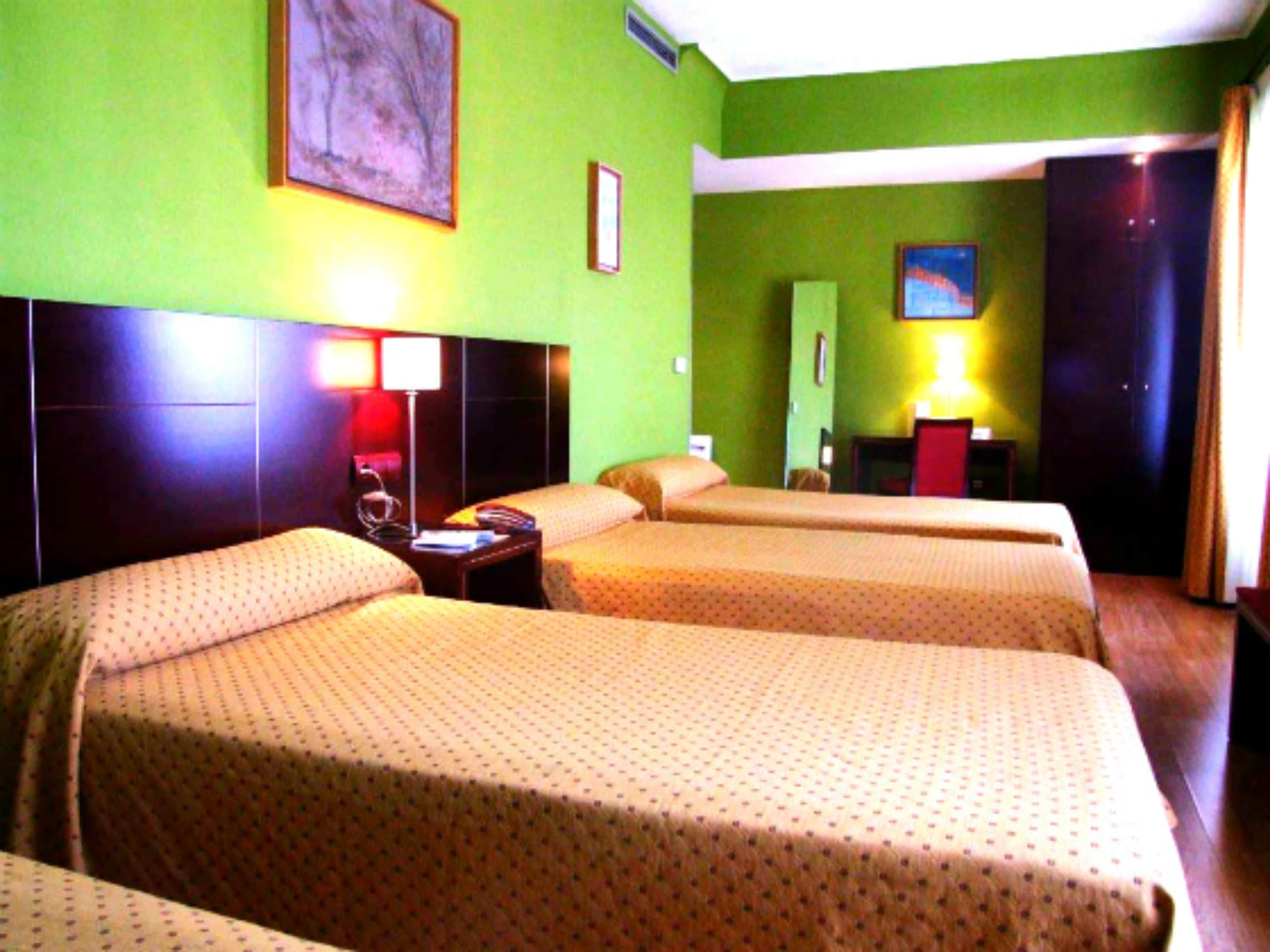 quadruple room | 1 bedroom, in-room safe, desk, laptop workspace