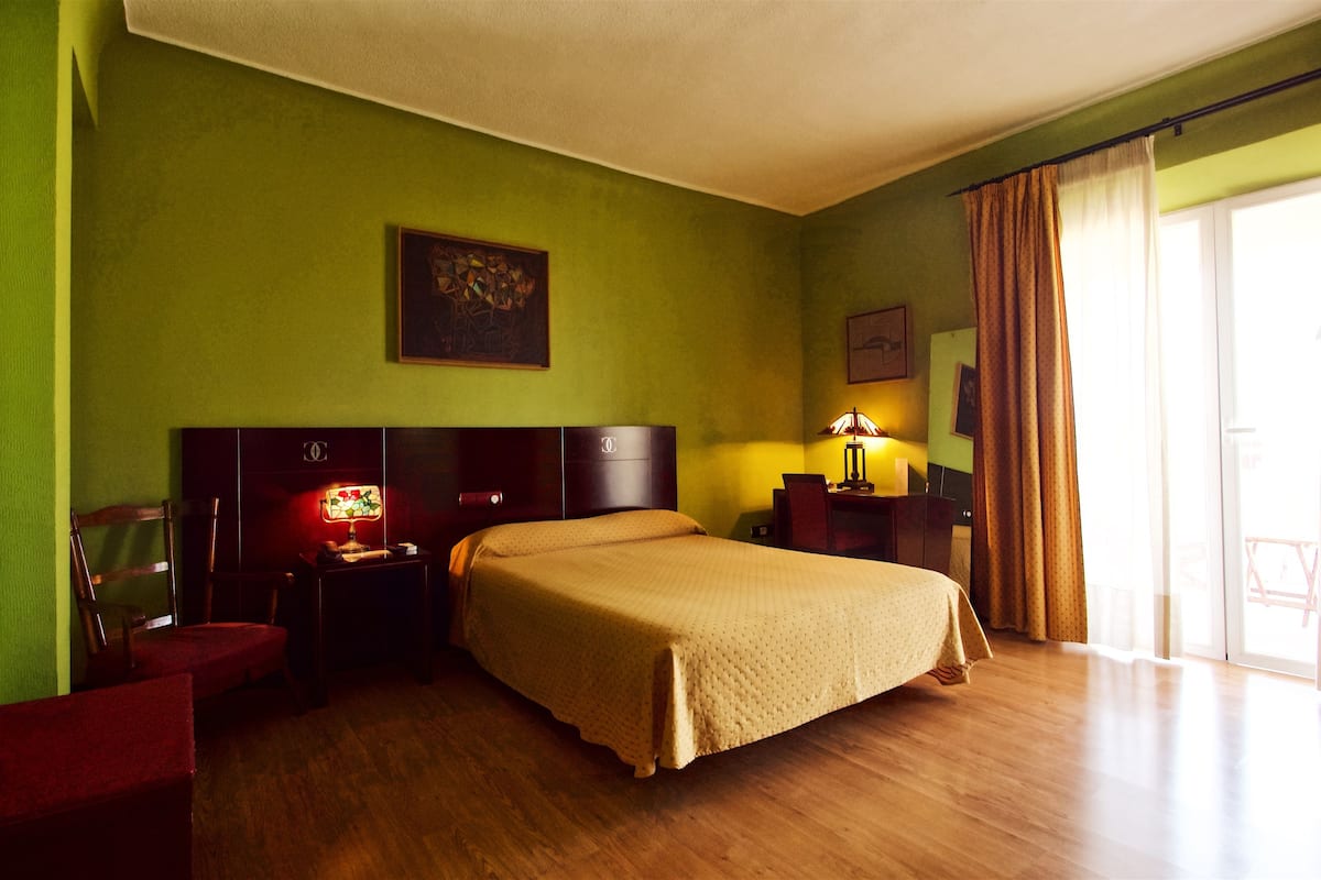 Superior III | In-room safe, desk, laptop workspace, blackout drapes