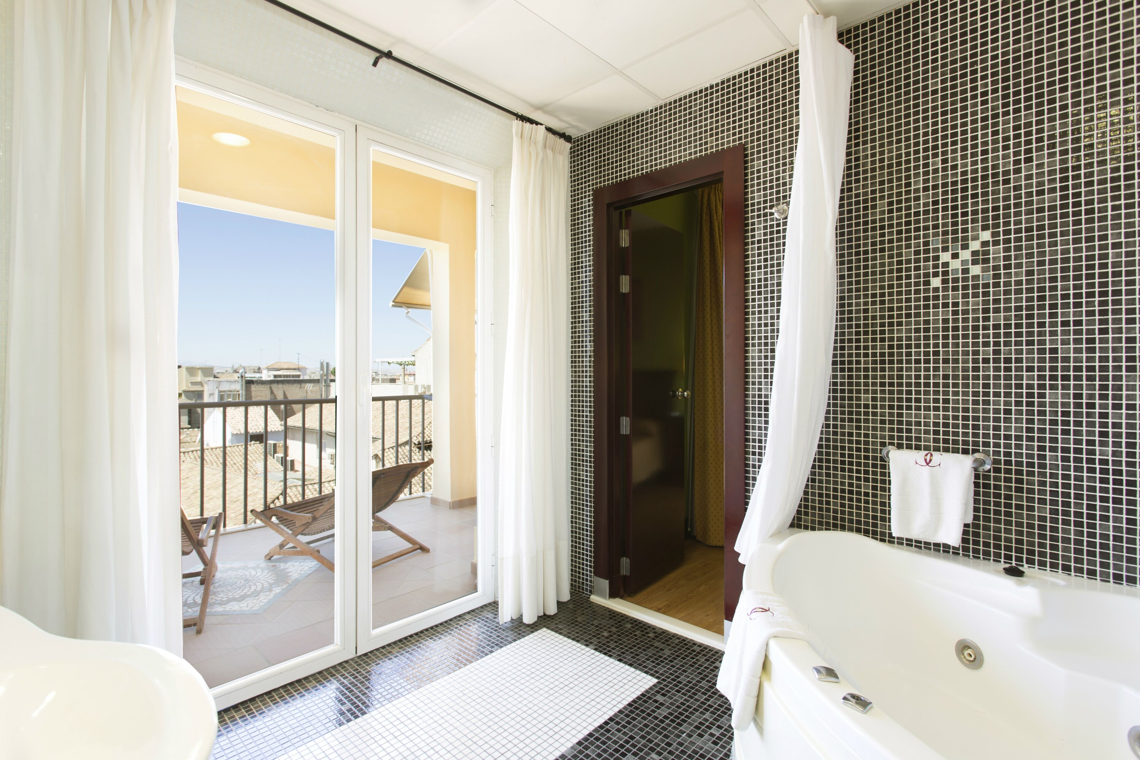 superior ii | bathroom | hydromassage showerhead, free toiletries, hair dryer, towels