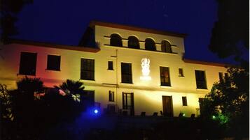 Voorkant accommodatie - avond/nacht