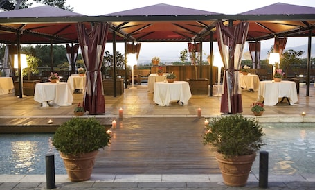 供应午餐和晚餐,地中海菜. 卡斯特尔酒店