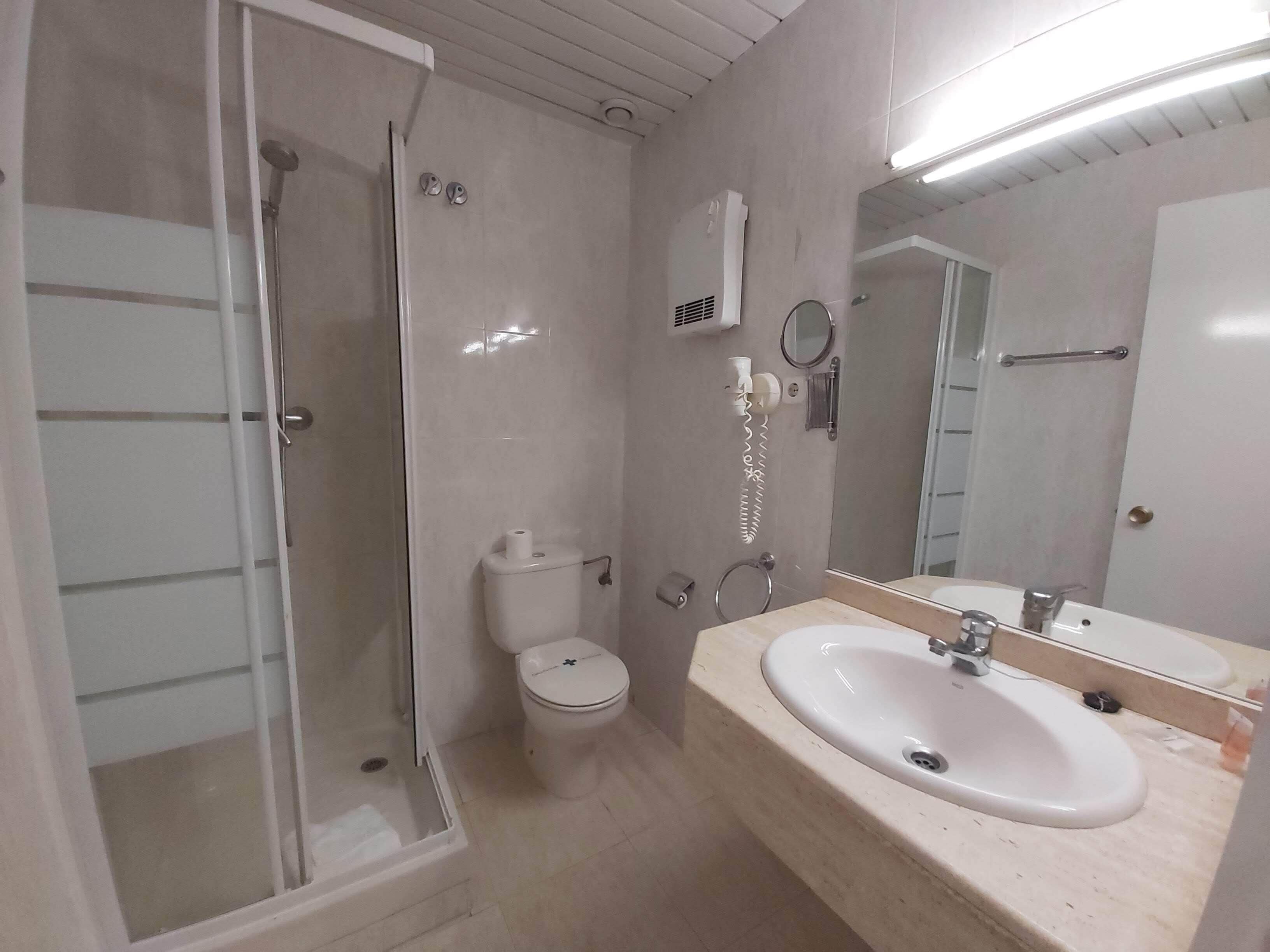 single room | bathroom | free toiletries, hair dryer, bidet, towels