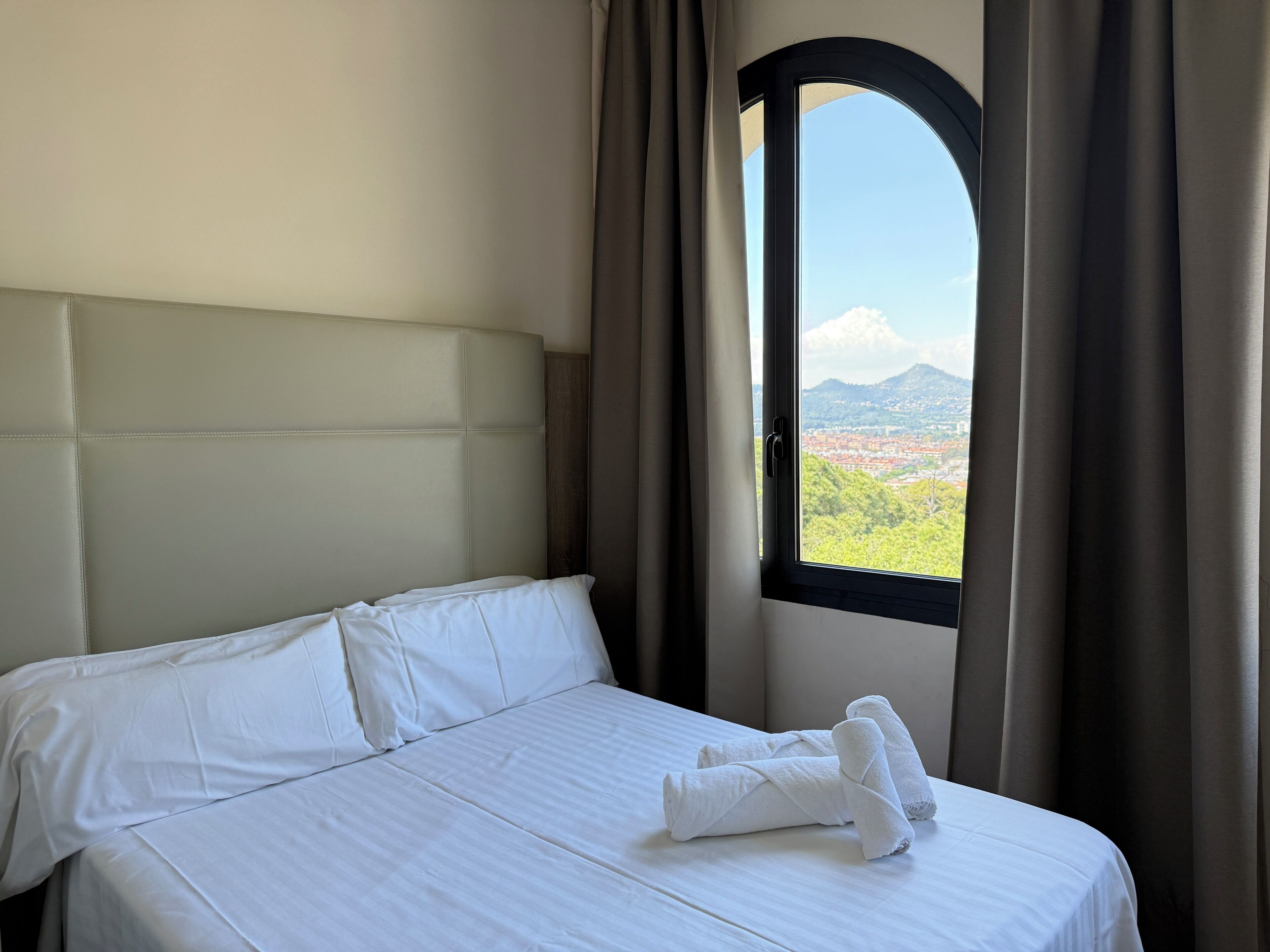 Single Room | Minibar, in-room safe, desk, free WiFi