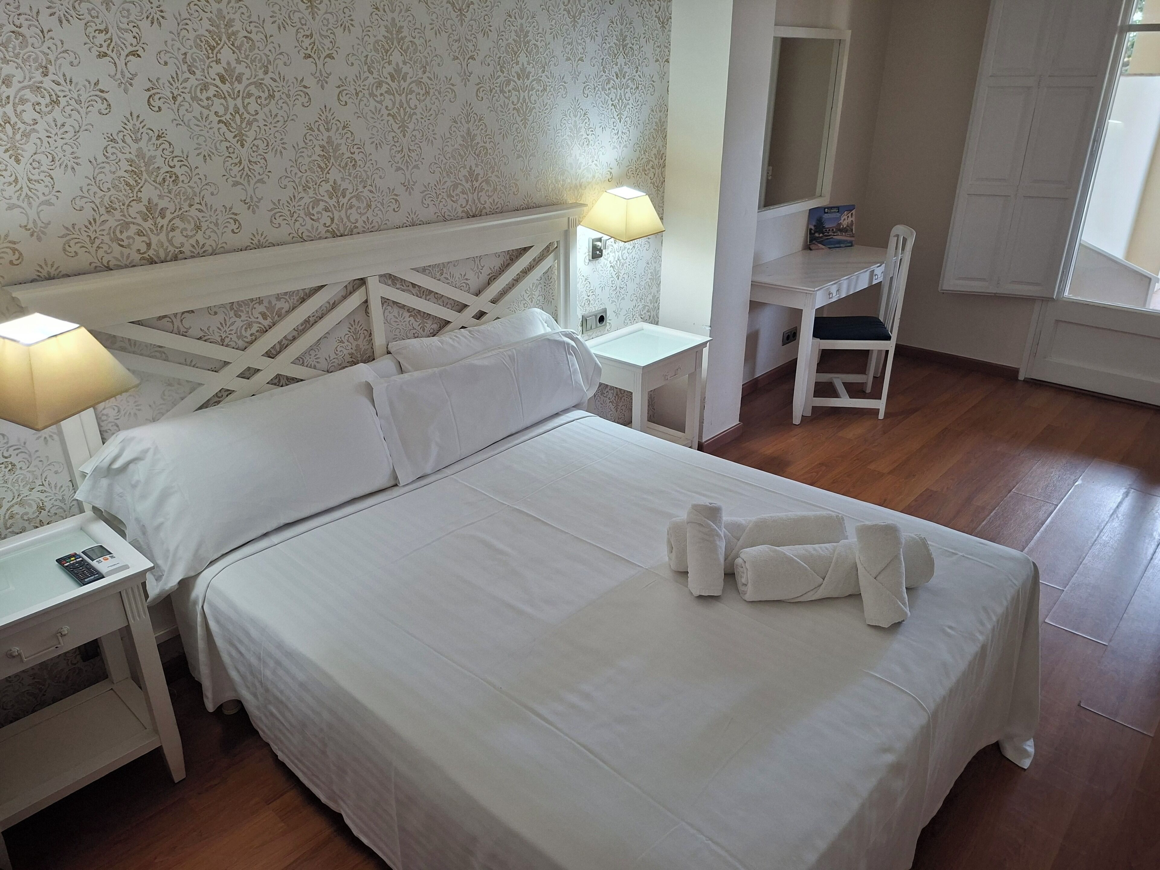 Superior Double or Twin Room (with Garden) | Minibar, in-room safe, desk, free WiFi