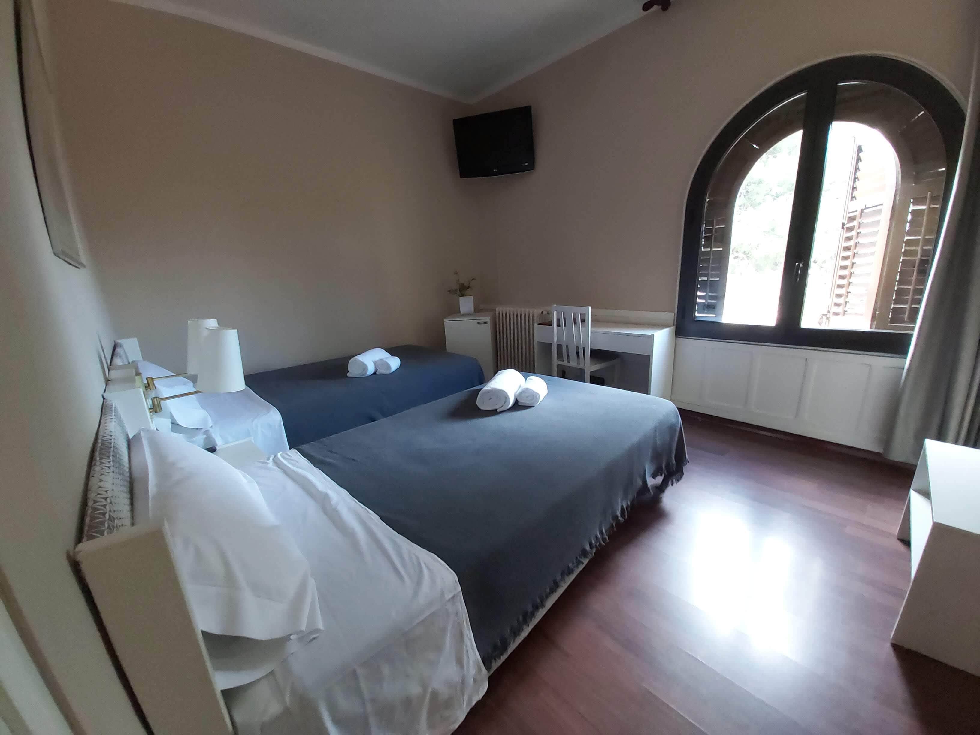 twin room | minibar, in-room safe, desk, free wifi