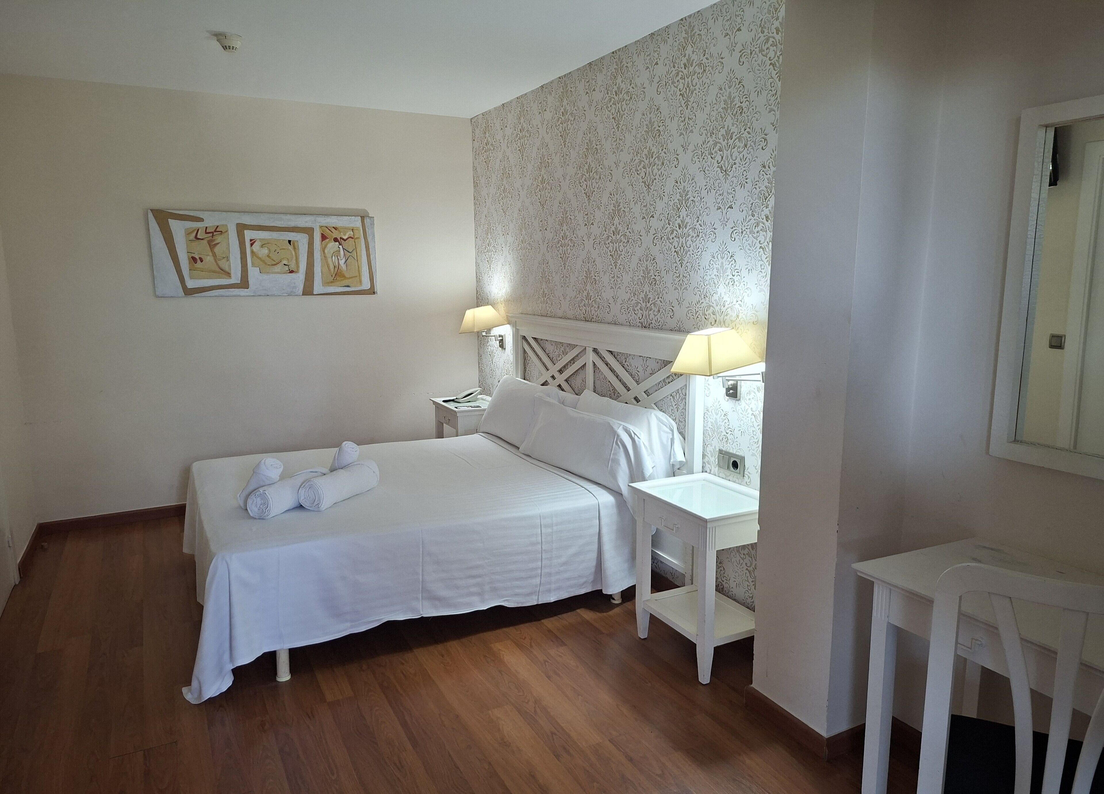 Habitación Superior con 1 cama doble o 2 individuales con jardín | Minibar, caja fuerte, escritorio y wifi gratis